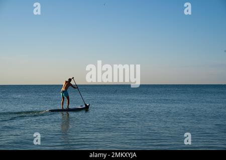 Ein Junge schwimmt auf einem trottel Stockfoto