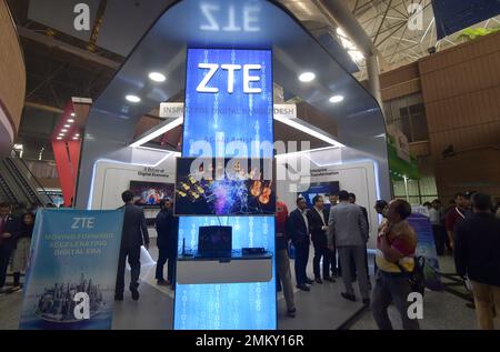 Dhaka. 29. Januar 2023. Besucher besuchen Digital Bangladesh Mela (expo) in Dhaka, Bangladesch, 28. Januar 2023. Kredit: Xinhua/Alamy Live News Stockfoto