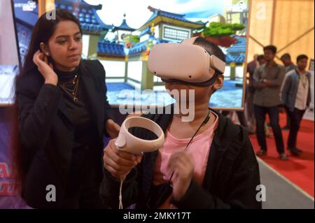 Dhaka. 29. Januar 2023. Ein Besucher probiert ein Virtual-Reality-Headset auf der Digital Bangladesh Mela (expo) in Dhaka, Bangladesch, 28. Januar 2023. Kredit: Xinhua/Alamy Live News Stockfoto