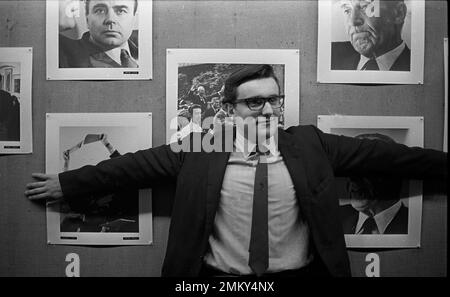 Argentinischer Fotojournalist Eduardo Comesaña auf seinen eigenen Fotos Poco Conocidas de Gente Muy conocida (wenig bekannte Fotos bekannter Menschen) im Teatro Opera Gallery, Buenos Aires, Argentinien, Juni 1969. Stockfoto