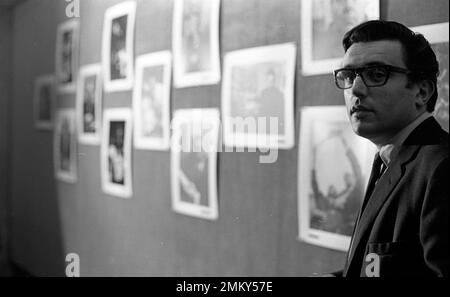 Argentinischer Fotojournalist Eduardo Comesaña auf seinen eigenen Fotos Poco Conocidas de Gente Muy conocida (wenig bekannte Fotos bekannter Menschen) im Teatro Opera Gallery, Buenos Aires, Argentinien, Juni 1969. Stockfoto