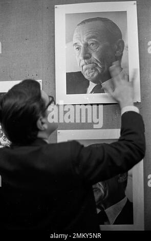 Argentinischer Fotojournalist Eduardo Comesaña auf seinen eigenen Fotos Poco Conocidas de Gente Muy conocida (wenig bekannte Fotos bekannter Menschen) im Teatro Opera Gallery, Buenos Aires, Argentinien, Juni 1969. Stockfoto