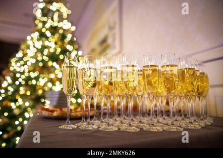 Viele Gläser gefüllt mit Champagner zur Feier des neuen Jahres Stockfoto