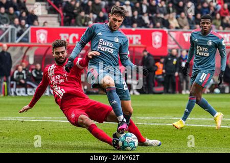 Enschede - Robin Propper des FC Twente, Santiago Gimenez von Feyenoord während des Spiels zwischen dem FC Twente gegen Feyenoord in De Grolsch Veste am 29. Januar 2023 in Enschede, Niederlande. (Box zu Box Pictures/Tom Bode) Stockfoto