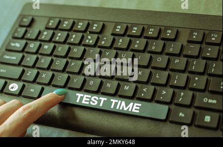 Textzeichen mit der Testzeit. Begrifflicher Fotomoment für eine Prüfung Lernzielkontrolle Stockfoto