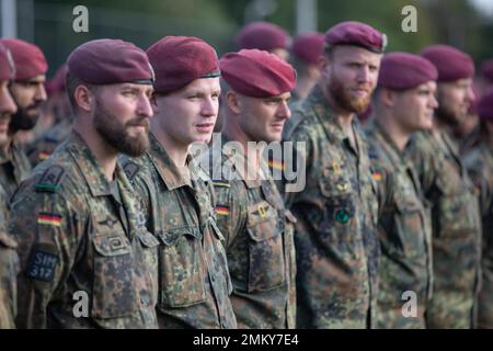 Eine Gruppe deutscher Fallschirmjäger steht während der Eröffnungszeremonie für die Übung Falcon Leap auf der Camp Orange Barracks, Schaarsbergen, Niederlande, am 12. September 2022 in Formation. Mehr als 1000 Fallschirmjäger aus der ganzen Welt, 13 verschiedene Nationalitäten, mehrere Fallschirmjäger pro Tag und zwei Wochen lang Training mit einander Ausrüstung. Dies ist die größte technische Flugübung der NATO. Stockfoto