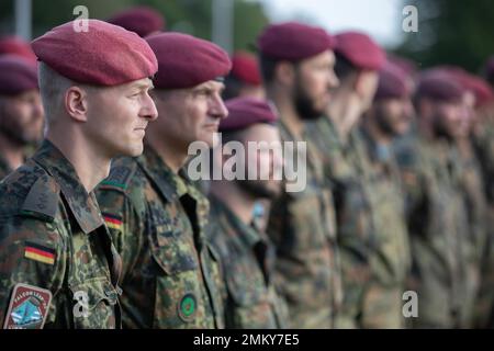 Eine Gruppe deutscher Fallschirmjäger steht während der Eröffnungszeremonie für die Übung Falcon Leap auf der Camp Orange Barracks, Schaarsbergen, Niederlande, am 12. September 2022 in Formation. Mehr als 1000 Fallschirmjäger aus der ganzen Welt, 13 verschiedene Nationalitäten, mehrere Fallschirmjäger pro Tag und zwei Wochen lang Training mit einander Ausrüstung. Dies ist die größte technische Flugübung der NATO. Stockfoto