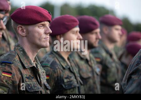 Eine Gruppe deutscher Fallschirmjäger steht während der Eröffnungszeremonie für die Übung Falcon Leap auf der Camp Orange Barracks, Schaarsbergen, Niederlande, am 12. September 2022 in Formation. Mehr als 1000 Fallschirmjäger aus der ganzen Welt, 13 verschiedene Nationalitäten, mehrere Fallschirmjäger pro Tag und zwei Wochen lang Training mit einander Ausrüstung. Dies ist die größte technische Flugübung der NATO. Stockfoto