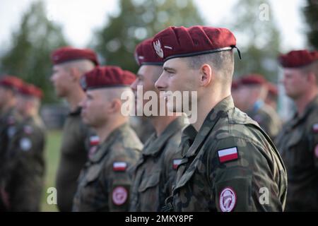 Eine Gruppe polnischer Fallschirmjäger steht während der Eröffnungszeremonie für die Übung Falcon Leap in der Lagerkaserne in Schaarsbergen, Niederlande, am 12. September 2022 in Formation. Mehr als 1000 Fallschirmjäger aus der ganzen Welt, 13 verschiedene Nationalitäten, mehrere Fallschirmjäger pro Tag und zwei Wochen lang Training mit einander Ausrüstung. Dies ist die größte technische Flugübung der NATO Stockfoto