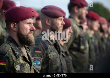 Eine Gruppe deutscher Fallschirmjäger steht während der Eröffnungszeremonie für die Übung Falcon Leap auf der Camp Orange Barracks, Schaarsbergen, Niederlande, am 12. September 2022 in Formation. Mehr als 1000 Fallschirmjäger aus der ganzen Welt, 13 verschiedene Nationalitäten, mehrere Fallschirmjäger pro Tag und zwei Wochen lang Training mit einander Ausrüstung. Dies ist die größte technische Flugübung der NATO Stockfoto