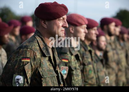 Eine Gruppe deutscher Fallschirmjäger steht während der Eröffnungszeremonie für die Übung Falcon Leap auf der Camp Orange Barracks, Schaarsbergen, Niederlande, am 12. September 2022 in Formation. Mehr als 1000 Fallschirmjäger aus der ganzen Welt, 13 verschiedene Nationalitäten, mehrere Fallschirmjäger pro Tag und zwei Wochen lang Training mit einander Ausrüstung. Dies ist die größte technische Flugübung der NATO Stockfoto