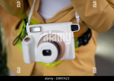 Eine moderne, modische Filmkamera, die sofort Fotos macht Stockfoto