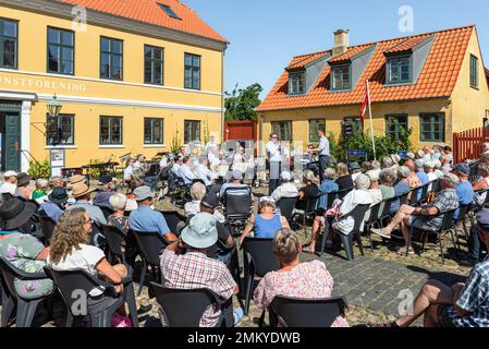 Ebeltoft, Djursland, Jütland, Dänemark: Audienz bei einem Sommerkonzert des Prinsens Musikkorps auf dem Marktplatz in der Altstadt Stockfoto