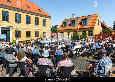 Ebeltoft, Djursland, Jütland, Dänemark: Audienz bei einem Sommerkonzert des Prinsens Musikkorps auf dem Marktplatz in der Altstadt Stockfoto