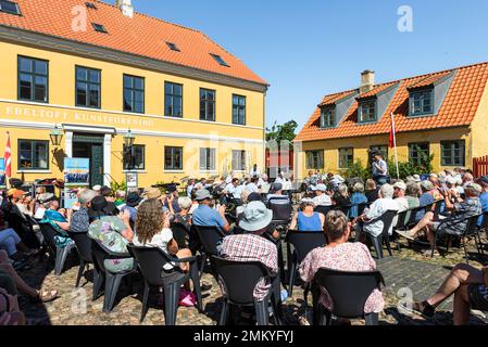 Ebeltoft, Djursland, Jütland, Dänemark: Audienz bei einem Sommerkonzert des Prinsens Musikkorps auf dem Marktplatz in der Altstadt Stockfoto