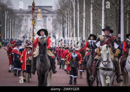 London, Großbritannien. 29. Januar 2023 König Karl I-Hinrichtungsparade Nachstellung der englischen Bürgerkriegsgesellschaft (ECWS). In traditioneller Kleidung aus dem 17. Jahrhundert versammeln sich ECWS-Mitglieder zum marsch und reiten die Mall entlang von St. James Palace in Richtung Horse Guards Parade, bei der Charles I. of Englands 1649 vor dem Banketthaus hingerichtet wurde. Es ist auch das 50. Mal, dass die Soldaten der Kings Army, der Royalist der English Civil war Society, dieses Ereignis gedenken. Kredit: Guy Corbishley/Alamy Live News Stockfoto