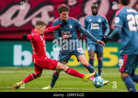 Enschede - Michal Sadilek vom FC Twente, Mats Wieffer von Feyenoord während des Spiels Twente gegen Feyenoord in De Grolsch Veste am 29. Januar 2023 in Enschede, Niederlande. (Box zu Box Pictures/Tom Bode) Stockfoto