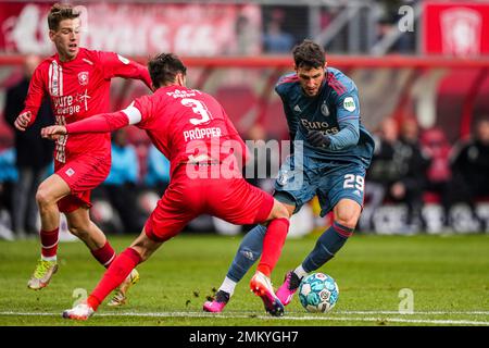 Enschede - Robin Propper des FC Twente, Santiago Gimenez von Feyenoord während des Spiels zwischen dem FC Twente gegen Feyenoord in De Grolsch Veste am 29. Januar 2023 in Enschede, Niederlande. (Box zu Box Pictures/Tom Bode) Stockfoto