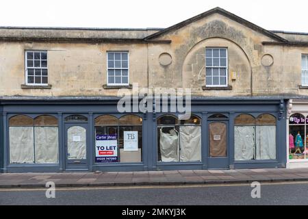 Ein großer Laden, in dem sich früher der Bekleidungsladen Hampstead Bazaar auf der Pulteney Bridge befand, hat geschlossen und lässt ihn leer. Stadt Bath, Somerset, England, Großbritannien Stockfoto