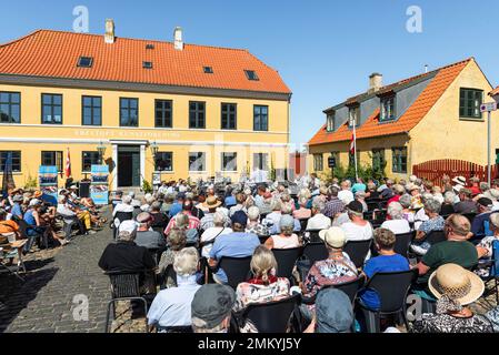 Ebeltoft, Djursland, Jütland, Dänemark: Audienz bei einem Sommerkonzert des Prinsens Musikkorps auf dem Marktplatz in der Altstadt Stockfoto