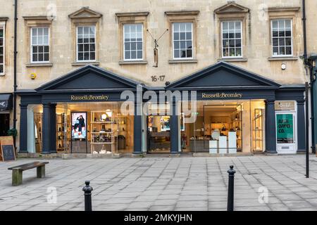 Russell & Bromley spezialisiert auf Luxusschuhe und Handtaschen für Männer und Frauen, Old Bond Street, City of Bath, Somerset, England, UK Stockfoto