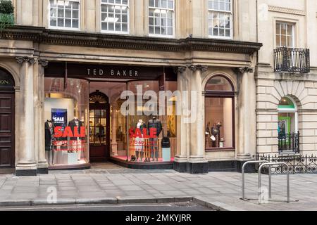 Verkauf im Modegeschäft Ted Baker in Milsom Street, Bath, Somerset, England, Großbritannien Stockfoto