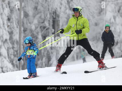 (230129) -- ZAGREB, 29. Januar 2023 (Xinhua) -- Menschen genießen den Schnee am Medvednica Berg in Zagreb, Kroatien, 28. Januar 2023. (Marko Prpic/PIXSELL via Xinhua) Stockfoto