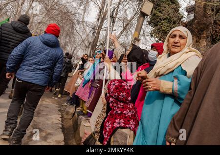 Srinagar, Indien. 29. Januar 2023. Kaschmiri-Anhänger der indischen Kongresspartei reagieren während des Bharat Jodo Yatra in Srinagar. Die Kongresspartei veranstaltet die 3.570 km lange „Bharat Jodo Yatra“, die am 7. September 2022 in Kanyakumari begann und am 30. Januar 2022 in Srinagar endet und 12 Staaten in 150 Tagen zu Fuß abdeckt. Kredit: SOPA Images Limited/Alamy Live News Stockfoto