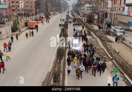 Srinagar, Indien. 29. Januar 2023. Befürworter des Partyspaziergangs des indischen Kongresses während des Bharat Jodo Yatra in Srinagar. Die Kongresspartei veranstaltet die 3.570 km lange „Bharat Jodo Yatra“, die am 7. September 2022 in Kanyakumari begann und am 30. Januar 2022 in Srinagar endet und 12 Staaten in 150 Tagen zu Fuß abdeckt. Kredit: SOPA Images Limited/Alamy Live News Stockfoto