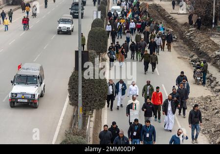 Srinagar, Indien. 29. Januar 2023. Befürworter des Partyspaziergangs des indischen Kongresses während des Bharat Jodo Yatra in Srinagar. Die Kongresspartei veranstaltet die 3.570 km lange „Bharat Jodo Yatra“, die am 7. September 2022 in Kanyakumari begann und am 30. Januar 2022 in Srinagar endet und 12 Staaten in 150 Tagen zu Fuß abdeckt. (Foto: Idrees Abbas/SOPA Images/Sipa USA) Guthaben: SIPA USA/Alamy Live News Stockfoto