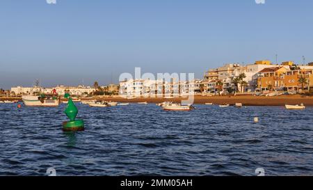 Isla Cristina, Provinz Huelva, Andalusien, Südspanien. Appartements und Gebäude am Strand. Stockfoto