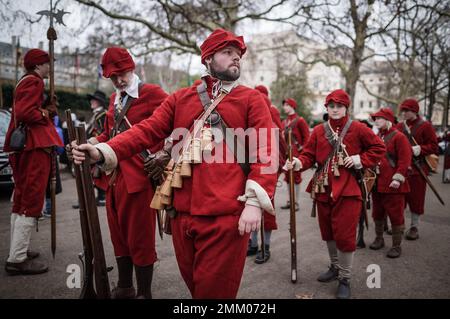 London, Großbritannien. 29. Januar 2023 König Karl I-Hinrichtungsparade Nachstellung der englischen Bürgerkriegsgesellschaft (ECWS). In traditioneller Kleidung aus dem 17. Jahrhundert versammeln sich ECWS-Mitglieder zum marsch und reiten die Mall entlang von St. James Palace in Richtung Horse Guards Parade, bei der Charles I. of Englands 1649 vor dem Banketthaus hingerichtet wurde. Es ist auch das 50. Mal, dass die Soldaten der Kings Army, der Royalist der English Civil war Society, dieses Ereignis gedenken. Kredit: Guy Corbishley/Alamy Live News Stockfoto