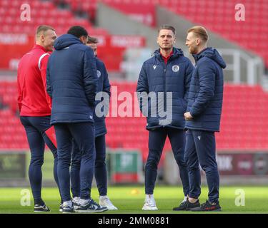 Stoke on Trent, Großbritannien. 29. Januar 2023. Stevenage-Spieler kommen vor dem Emirates FA Cup in der vierten Runde Stoke City vs Stevenage im bet365 Stadium, Stoke-on-Trent, Großbritannien, 29. Januar 2023 (Foto von Gareth Evans/News Images) in Stoke-on-Trent, Großbritannien, am 1./29. Januar 2023. (Foto: Gareth Evans/News Images/Sipa USA) Guthaben: SIPA USA/Alamy Live News Stockfoto