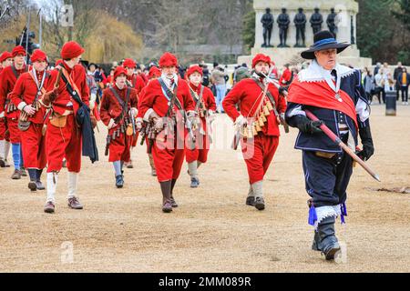 London, Großbritannien. 29. Januar 2023. Die Teilnehmer marschieren entlang der Horse Guards Parade. Freiwillige und Soldaten der Königsarmee, der Royalisten der Englischen Bürgerkriegsgesellschaft, marschieren die Mall entlang und über die Pferdewache zum Banketthaus in Westminster, um König Karl I. zu gedenken Die Nachstellung findet jedes Jahr am letzten Sonntag statt, um den Jahrestag der Enthauptung von König Charles I. vor dem Banketthaus zu feiern. Kredit: Imageplotter/Alamy Live News Stockfoto