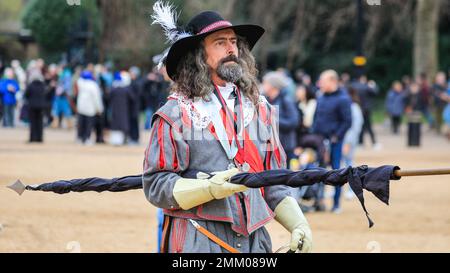 London, Großbritannien. 29. Januar 2023. Ein Teilnehmer marschiert entlang der Horse Guards Parade. Freiwillige und Soldaten der Königsarmee, der Royalisten der Englischen Bürgerkriegsgesellschaft, marschieren die Mall entlang und über die Pferdewache zum Banketthaus in Westminster, um König Karl I. zu gedenken Die Nachstellung findet jedes Jahr am letzten Sonntag statt, um den Jahrestag der Enthauptung von König Charles I. vor dem Banketthaus zu feiern. Kredit: Imageplotter/Alamy Live News Stockfoto