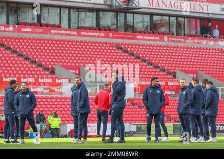 Stoke on Trent, Großbritannien. 29. Januar 2023. Stevenage-Spieler kommen vor dem Emirates FA Cup in der vierten Runde Stoke City vs Stevenage im bet365 Stadium, Stoke-on-Trent, Großbritannien, 29. Januar 2023 (Foto von Gareth Evans/News Images) in Stoke-on-Trent, Großbritannien, am 1./29. Januar 2023. (Foto: Gareth Evans/News Images/Sipa USA) Guthaben: SIPA USA/Alamy Live News Stockfoto