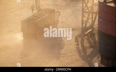 Bauarbeiten auf sandiger Baustelle. Stockfoto