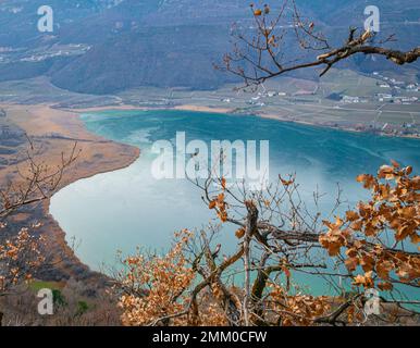 Caldaro See: Panoramablick auf den wunderschönen See in der Wintersaison. Caldaro in Südtirol, Provinz Bozen, Trentino Alto Adige, Norditalien Stockfoto