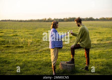 Paare hängen sich während des Sonnenuntergangs in der Natur ab Stockfoto