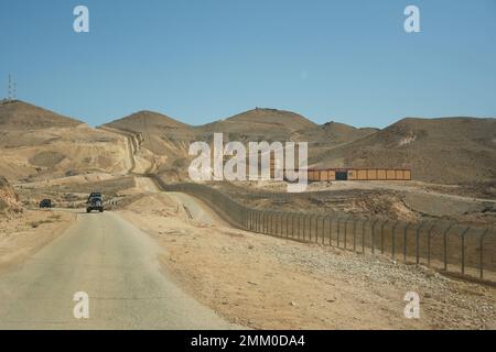 Route 10 entlang der ägyptisch-israelischen Grenze. Blick in Ägypten von Israel. Ägyptische Militärgarde Turm und Grenzpatrouille Basis Stockfoto