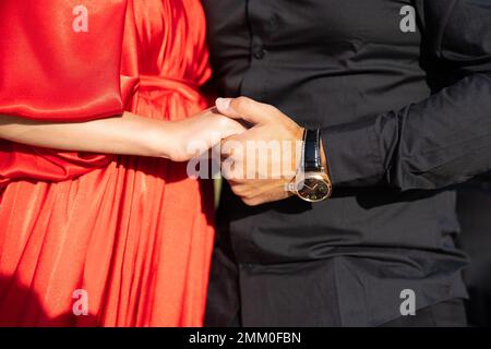 Nahaufnahme eines liebevollen Paares, das Händchen hält, ein Symbol der Liebe Stockfoto