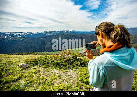 Wanderer fotografieren die Landschaft und der Rocky Mountain National Park ist ein amerikanischer Nationalpark im nördlichen Zentrum von Colorado, innerhalb der Front Range o Stockfoto