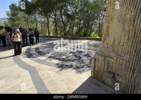 Das Buch der Liebe unter den Nationen Monument, Mount Nebo, Jordanien, Naher Osten Stockfoto