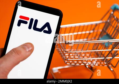 Polen. 23. Januar 2023. In dieser Abbildung wird ein Fila-Logo auf einem Smartphone angezeigt. (Foto: Mateusz Slodkowski/SOPA Images/Sipa USA) Guthaben: SIPA USA/Alamy Live News Stockfoto