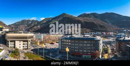 Stadtbild von Andorra la Vella, Hauptstadt von Andorra mit Männern, die auf Stangen sitzen und einen Blick auf die wunderschönen Pyrenäen Bergkette haben Stockfoto