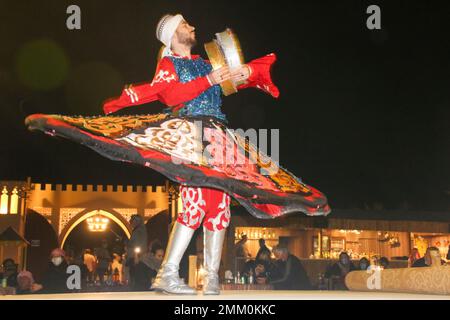 Kulturelle Folklore-Tanzshow im Mittleren Osten für Touristen Dubai, Vereinigte Arabische Emirate, Stockfoto