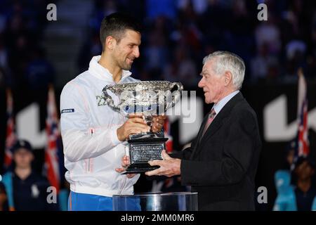 Melbourne, Australien. 29. Januar 2023. Der serbische Singles-Champion NOVAK DJOKOVIC für Männer erhält die Trophäe von Ken Rosewall, nachdem er STEFANOS TSITSIPAS von Griechenland in der Rod Laver Arena am 14. Tag der Australian Open 2023 in Melbourne, Australien, besiegt hat. Sydney Low/Cal Sport Media/Alamy Live News Stockfoto