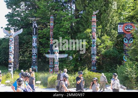 First Nations Totem Pole, auch bekannt als Story Pole am Wasser des Stanley Park in Vancouver, British Columbia, Kanada Stockfoto