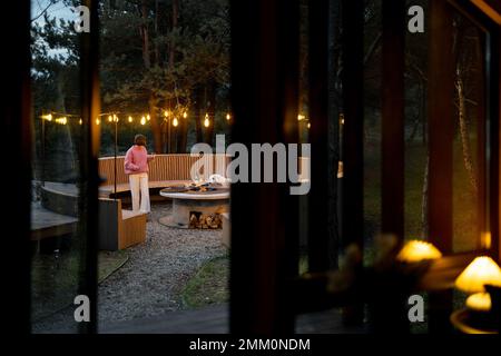 Wunderschöner Loungebereich in der Nähe des Hauses im Wald Stockfoto