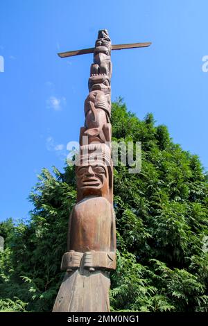 First Nations Totem Pole, auch bekannt als Story Pole am Wasser des Stanley Park in Vancouver, British Columbia, Kanada Stockfoto